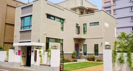 Others 2 Pottery Flower B&B