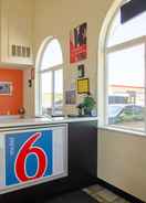 Lobi Motel 6 Fort Lupton, CO