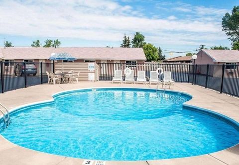 Others Castle Inn & Suites