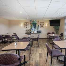 Travelodge by Wyndham Colorado Springs Airport/Peterson AFB 1, Hotel Springs Ranch Golf Club