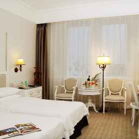 Foto utama 1 Golden Coast Lawton Hotel, Blue & Sea Fast Food Hotels