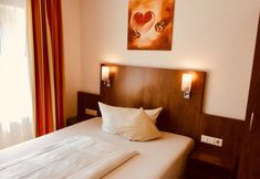 Others 2 Hotel Triton