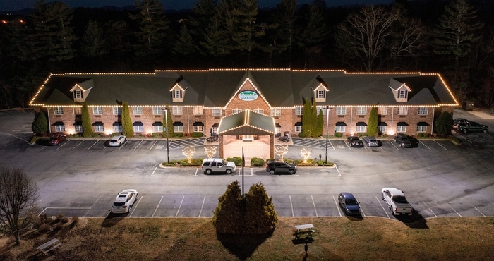 Khác Mountain Inn & Suites