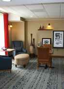 Kawasan tempat duduk lobi Hampton Inn & Suites Pittsburg, CA