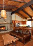 Primary image 7 Bed Blue Mountain Chalet with Hot Tub 35R