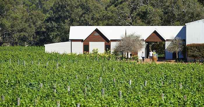 Others Vineyard Cottage at Upper Reach Winery