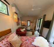 อื่นๆ 6 Airlie Beach Eco Cabins - Adults only