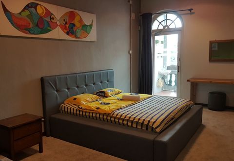 Others Moustachz Hauze