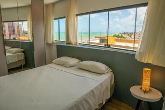 其他 4 Bessa Golden Flats