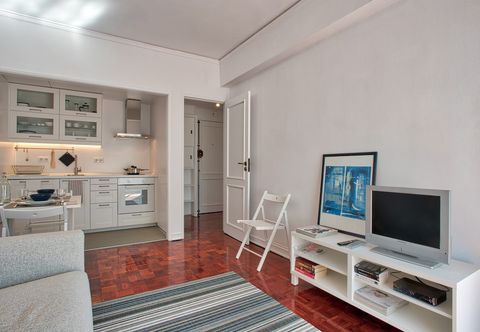 Others Portuguese Living Columbano Executive