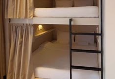 기타 4 Dock In - Hostel