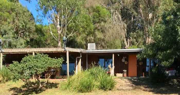 Others Rustic Country Lane Farmhouse in Lysterfield