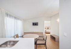 その他 7 Essence Inn Marianos