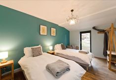 Khác 3 The elbowroom escape