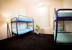 Others 5 Banana Backpackers