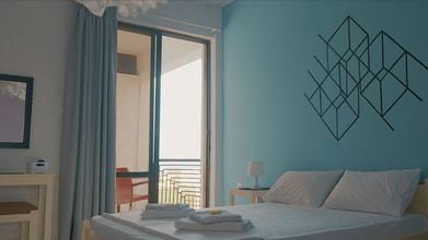 기타 4 THE BONGOS - Socially Conscious Rooms, Part of the room rate goes to charity