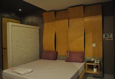 Lain-lain 5 In and Out Hotel