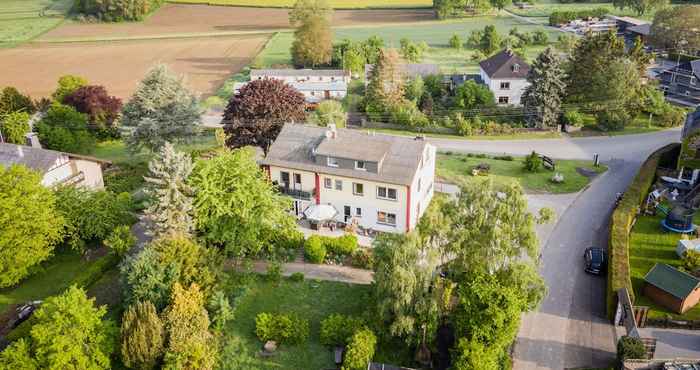 Lain-lain Landhaus vor Burg Eltz