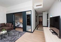 기타 5 Times Square 1 by Plush