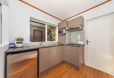 Others 5 Romantic Piha