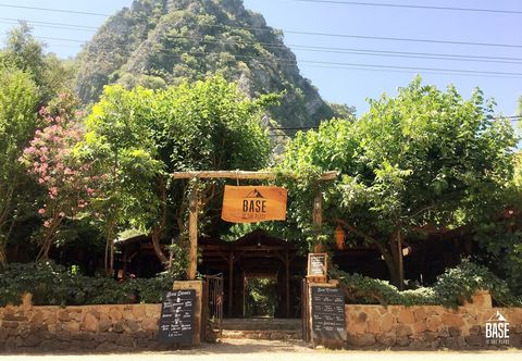 Lain-lain Base Bungalows