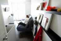 Lainnya Backpacker College at EC Vancouver: APT Living