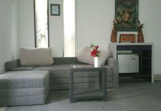 Khác 4 Rumah Putih Abu Abu