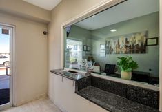 อื่นๆ 2 Executive Inn & Suites