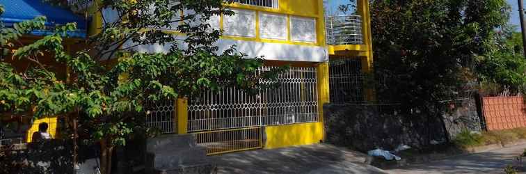 Others Yellow HOUSE Vacation Rental