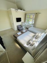 Others 4 The Six Bells