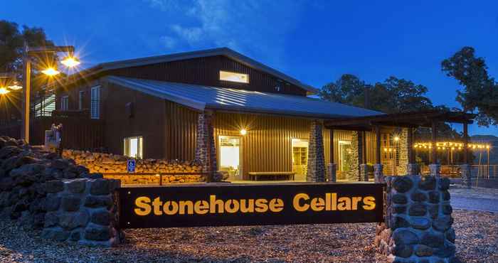 Lainnya Bed & Barrel at Stonehouse Cellars