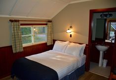 Others 3 Johnston Canyon Lodge and Bungalows