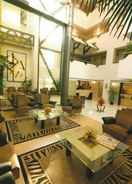 Kawasan tempat duduk lobi The Coronet Hotel