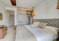 기타 3 Hoposa Pollentia - Adults Only