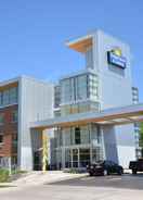 Imej utama Days Inn & Suites by Wyndham Milwaukee