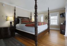 Others 6 The White House Inn