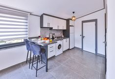 Others 4 White House Apart