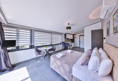 Others 3 White House Apart