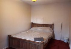 Others 2 House with a garden in Arnos Grove