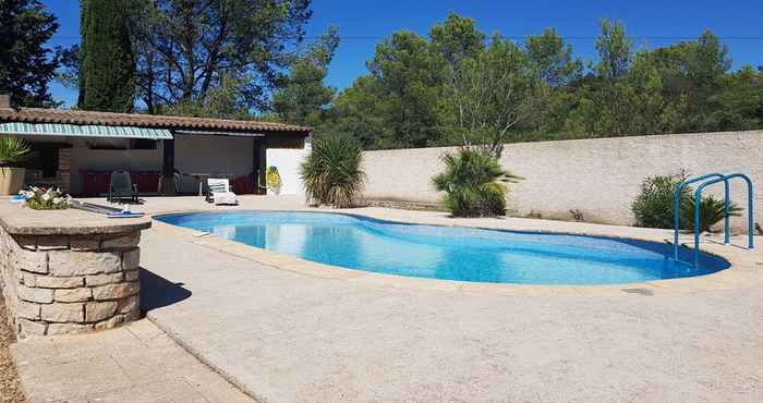 Others En pleine Nature à Nîmes avec Piscine