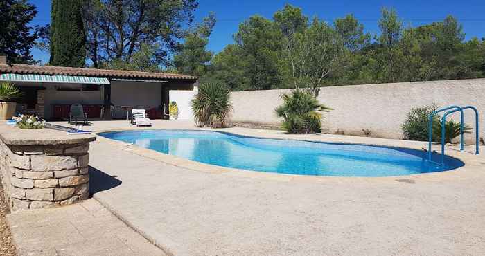 Lain-lain En pleine Nature à Nîmes avec Piscine