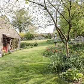 Primary image1Flintstones,Haselbury Plucknett飯店