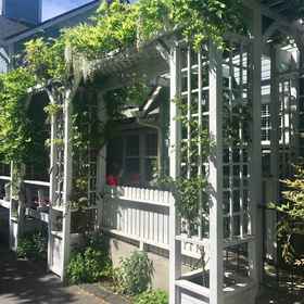 Primary image1橡樹藏身處小屋飯店 - 離 OSF 1.5 個街區,安格斯·鲍默剧院飯店