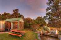 Khác Stanley Lakeside Spa Cabins