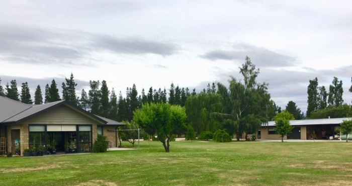 Lain-lain Vineyard Barn House