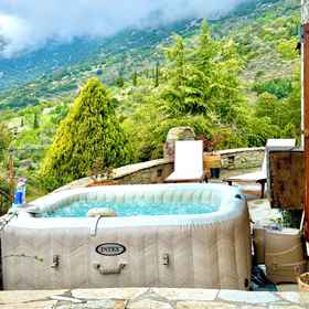 Primary image1阿拉霍瓦丹迪岩豪華山區木屋 - 德爾菲/私人三溫暖烤箱,Dimos Orchomenos飯店