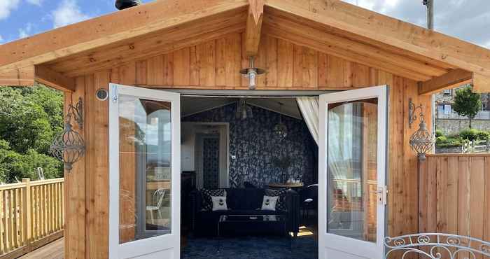 Lainnya Cosy Lodge With Private Hot Tub in Tottergill Farm