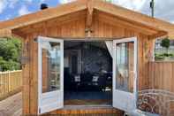 Lainnya Cosy Lodge With Private Hot Tub in Tottergill Farm