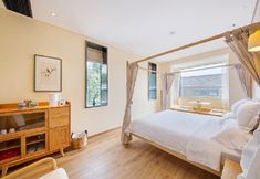 อื่นๆ 3 Green Sleeves