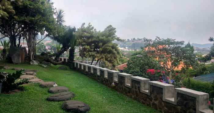 Others Villa Beverly Hills Puncak for 50 pax